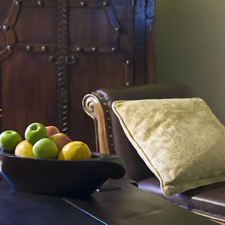 Regency Country Club, Hotel