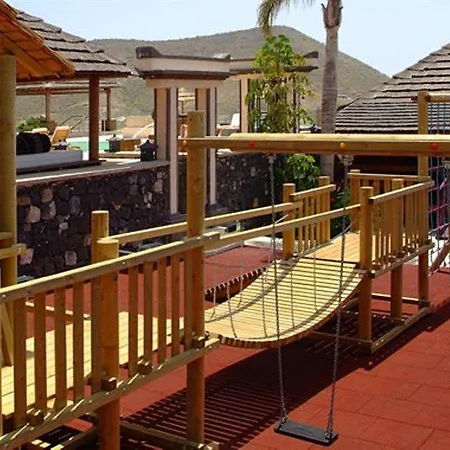 Regency Country Club, Otel