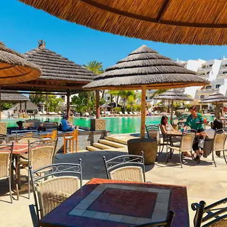 Regency Country Club, מלון