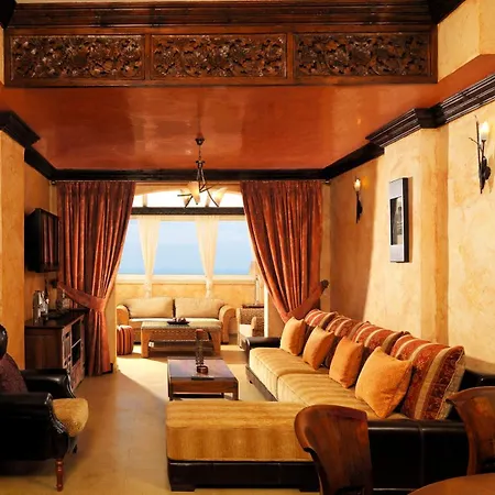 Regency Country Club, Hotel