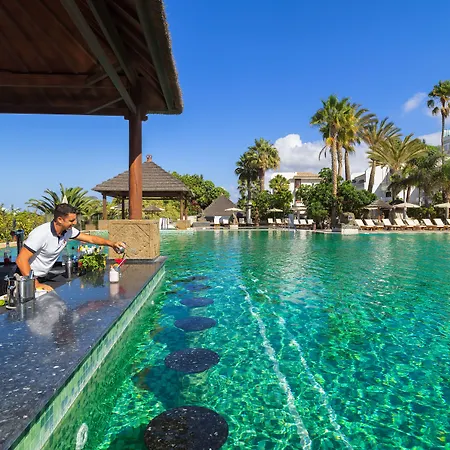 Regency Country Club, Hotell